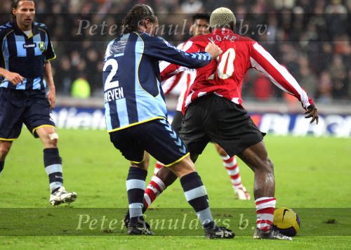 Eindhoven, 30 December 2006 Kompetitiewedstrijd PSV-FC Ado Den Haag, eindstand 2-1 Seizoen 2006/2007
Stijn Vreven in duel met Arouna Kone
Foto: Ronald Otter