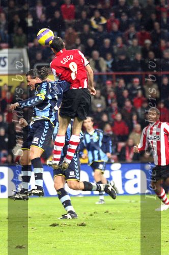 Eindhoven, 30 December 2006 Kompetitiewedstrijd PSV-FC Ado Den Haag, eindstand 2-1 Seizoen 2006/2007
Stijn Vreven in duel met Phillip Cocu
Foto: Ronald Otter
