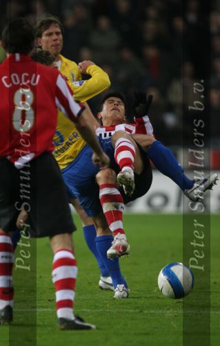 Eindhoven, 3 Maart 2007 Kompetitiewedstrijd PSV-RKC eindstand 2-0 Seizoen 2006/2007
Sun Xiang wordt onderuit gehaald