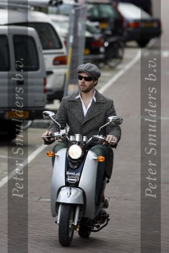 Amsterdam 16 maart 2007
Katja Schuurman en Thijs Romer krijgen hun nieuwe scooter.