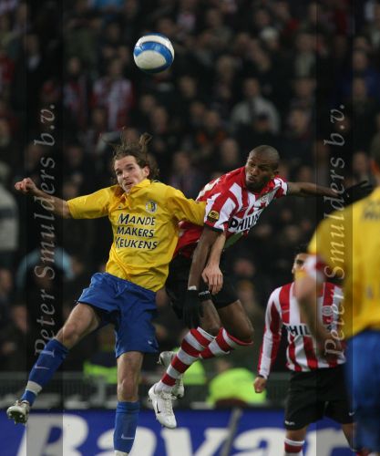 Eindhoven, 3 Maart 2007 Kompetitiewedstrijd PSV-RKC eindstand 2-0 Seizoen 2006/2007
Tim Janssen in duel met Eduardo Alcides