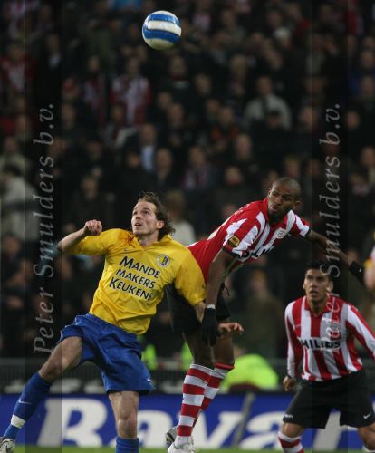 Eindhoven, 3 Maart 2007 Kompetitiewedstrijd PSV-RKC eindstand 2-0 Seizoen 2006/2007
Tim Janssen in duel met Eduardo Alcides