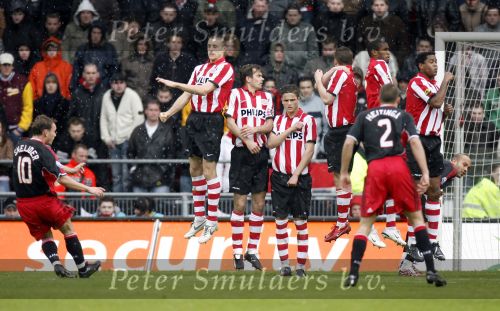 Eindhoven, 18 Maart 2007 Kompetitiewedstrijd PSV-AJAX, eindstand 1-5 Seizoen 2006/2007
Timmy Simons samen metPhillip Cocu, Ibrahim Afellay, Eduardo Alcides en Patrick Kluivert proberen een doelpunt te voorkomen op de vrije trap van Wesley Sneijder