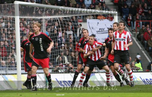 Eindhoven, 18 Maart 2007 Kompetitiewedstrijd PSV-AJAX, eindstand 1-5 Seizoen 2006/2007
Timmy Simons wordt omklemt door John Heitinga