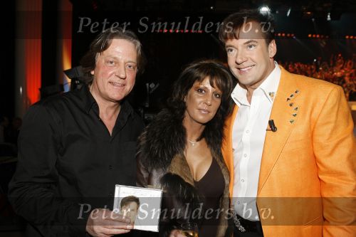 Hilversum 23 februari 2007
Presentatie  cd Gerard Joling . De moeder van Gerard reikt de cd uit op schaatsen. Rachel Hazes Gerard en Tommy Peters