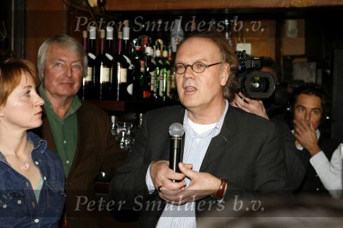 Amsterdam 5 maart 2007
Presentatie dvd van t Schaep met de 5 poten in cafe Hoppe. Marc Marie Huijbregts Eli Asser Loes Luca Carry Tefsen Jenny Arean en Laus Steenbeke en Ton Verlind zijn aanwezig.