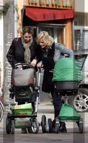 Amsterdam 13 maart 2007
Tooske Ragas achter de kinderwagen met daarin haar dochter Leentje.