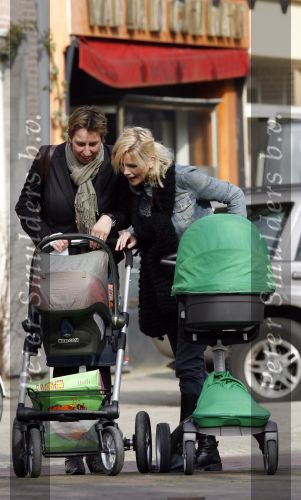 Amsterdam 13 maart 2007
Toske Ragas achter de kinderwagen met daarin haar dochter Leentje.
