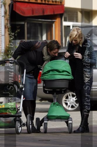 Amsterdam 13 maart 2007
Toske Ragas achter de kinderwagen met daarin haar dochter Leentje.