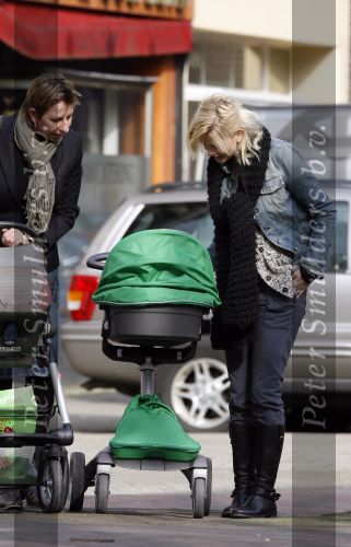 Amsterdam 13 maart 2007
Toske Ragas achter de kinderwagen met daarin haar dochter Leentje.