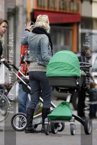 Amsterdam 13 maart 2007
Toske Ragas achter de kinderwagen met daarin haar dochter Leentje.