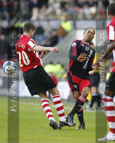 Eindhoven, 18 Maart 2007 Kompetitiewedstrijd PSV-AJAX, eindstand 1-5 Seizoen 2006/2007
Urby Emanuelson in duel met Ibrahim Afellay