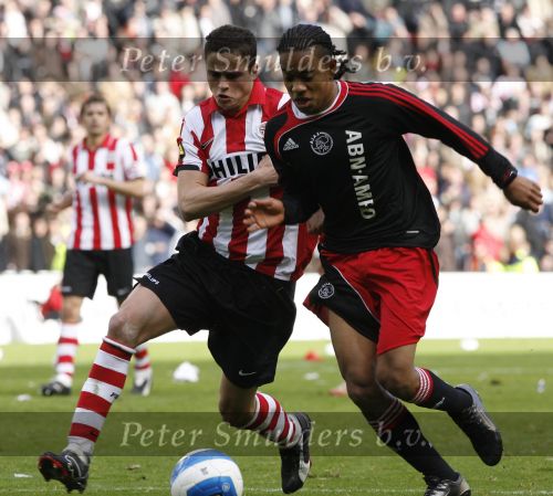 Eindhoven, 18 Maart 2007 Kompetitiewedstrijd PSV-AJAX, eindstand 1-5 Seizoen 2006/2007
Urby Emanuelson in duel met Ibrahim Afellay