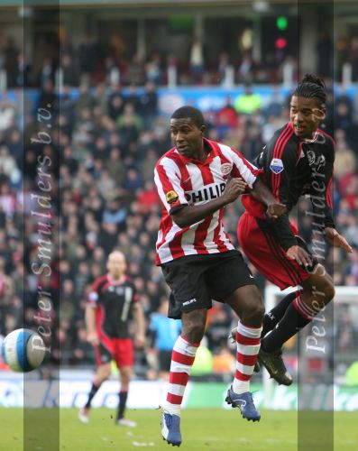 Eindhoven, 18 Maart 2007 Kompetitiewedstrijd PSV-AJAX, eindstand 1-5 Seizoen 2006/2007
Urby Emanuelson in duel met Edison Mendez