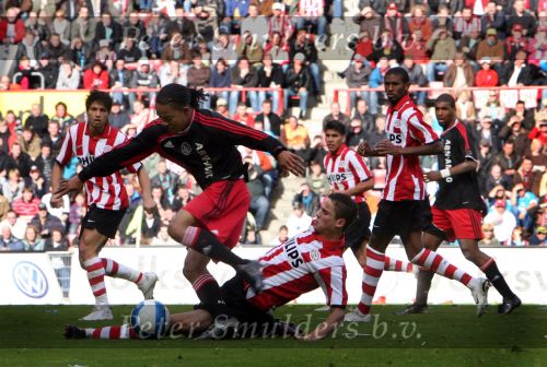 Eindhoven, 18 Maart 2007 Kompetitiewedstrijd PSV-AJAX, eindstand 1-5 Seizoen 2006/2007
Urby Emanuelson op de huid gezeten door Ibrahim Afellay