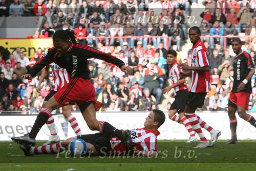 Eindhoven, 18 Maart 2007 Kompetitiewedstrijd PSV-AJAX, eindstand 1-5 Seizoen 2006/2007
Urby Emanuelson in duel met Ibrahim Afellay