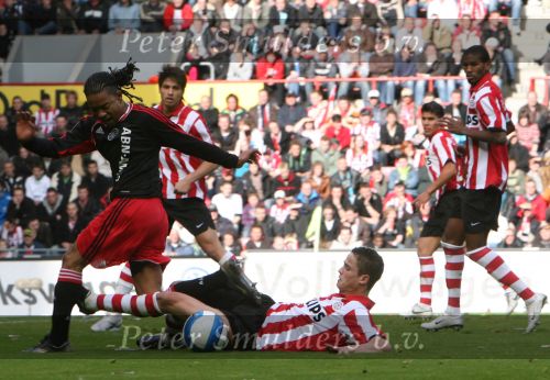 Eindhoven, 18 Maart 2007 Kompetitiewedstrijd PSV-AJAX, eindstand 1-5 Seizoen 2006/2007
Urby Emanuelson in duel met Ibrahim Afellay