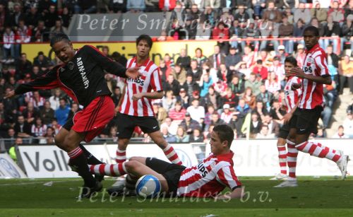 Eindhoven, 18 Maart 2007 Kompetitiewedstrijd PSV-AJAX, eindstand 1-5 Seizoen 2006/2007
Urby Emanuelson in duel met Ibrahim Afellay