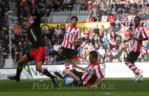 Eindhoven, 18 Maart 2007 Kompetitiewedstrijd PSV-AJAX, eindstand 1-5 Seizoen 2006/2007
Urby Emanuelson in duel met Ibrahim Afellay