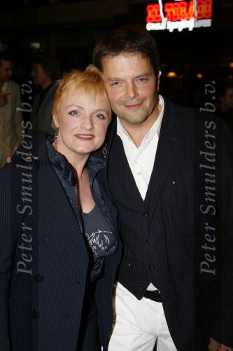 AMSTERDAM 5 maart 2007
Premiere Voebalvrouwen, nieuwe serie Talpa, in Tuschinski. Viktor Low met vrouw