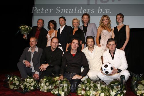 Amsterdam 5 maart 2007
Presentatie nieuwe talpa serie Voetbalvrouwen in Tuschinski. Johan Neijenhuis Alain de Levita Leontine Borsato Nicolette v Dam Lone v Roosendaal Sophie v Oers Bas Muijs Barry Atsma Viktor Low en Mike Weerts.
