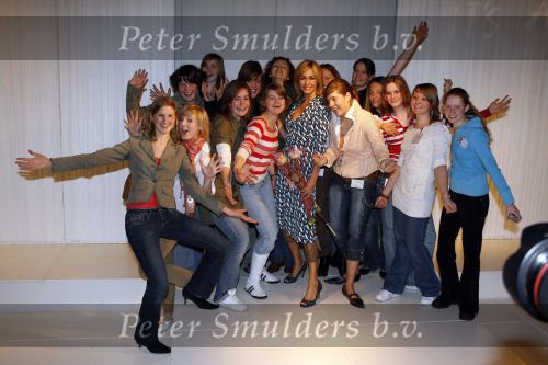 Amsterdam 2 maart 2007
Presentatie kledinglijn Wendy v Dijk bij Vroom en Dreesman. V&D. Wendy met fans
Peter Smulders bv
