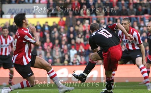 Eindhoven, 18 Maart 2007 Kompetitiewedstrijd PSV-AJAX, eindstand 1-5 Seizoen 2006/2007
Wesley Sneijder haalt uit voor 0-2