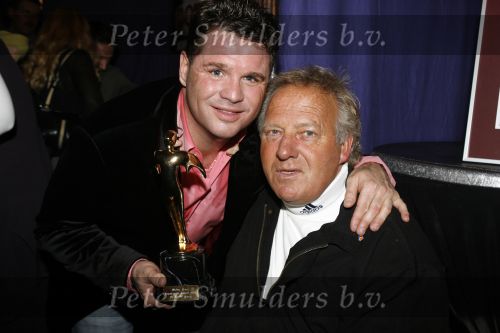 Uitgeest 17 januari 2007
Feest Henk Geels in Bobs saloon. Wolter Kroes met Koos Alberts