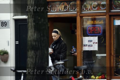Amsterdam 13 februari 2007
Yfke Sturm met haar vriend aan het winkelen op de pc hooftstraat en Rozengracht.