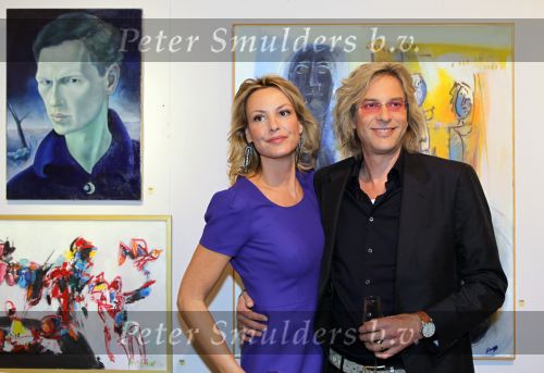 Amsterdam, 3 Maart 2010
Adam Curry en Mickey Hoogendijk nij Christie\'s Veilinghuis bij de schilderijen van haar stiefvader Roelof Frankot
Foto Peter Smulders BV