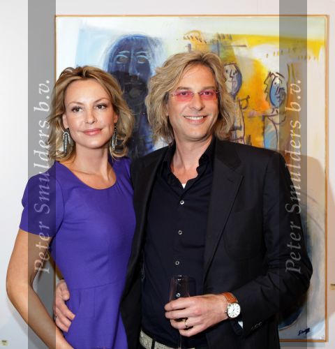 Amsterdam, 3 Maart 2010
Adam Curry en Mickey Hoogendijk nij Christie\'s Veilinghuis bij de schilderijen van haar stiefvader Roelof Frankot
Foto Peter Smulders BV