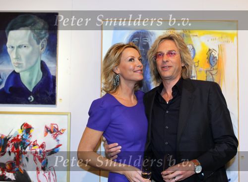 Amsterdam, 3 Maart 2010
Adam Curry en Mickey Hoogendijk nij Christie\'s Veilinghuis bij de schilderijen van haar stiefvader Roelof Frankot
Foto Peter Smulders BV