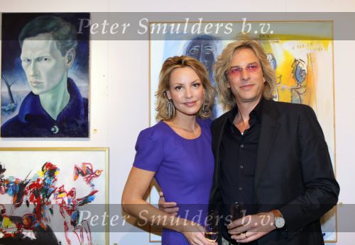 Amsterdam, 3 Maart 2010
Adam Curry en Mickey Hoogendijk nij Christie\'s Veilinghuis bij de schilderijen van haar stiefvader Roelof Frankot
Foto Peter Smulders BV