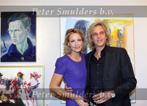 Amsterdam, 3 Maart 2010
Adam Curry en Mickey Hoogendijk nij Christie\'s Veilinghuis bij de schilderijen van haar stiefvader Roelof Frankot
Foto Peter Smulders BV