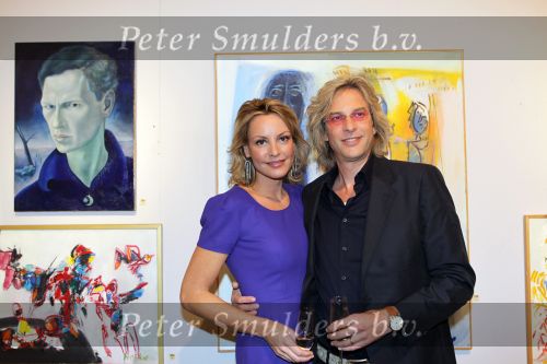 Amsterdam, 3 Maart 2010
Adam Curry en Mickey Hoogendijk nij Christie\'s Veilinghuis bij de schilderijen van haar stiefvader Roelof Frankot
Foto Peter Smulders BV