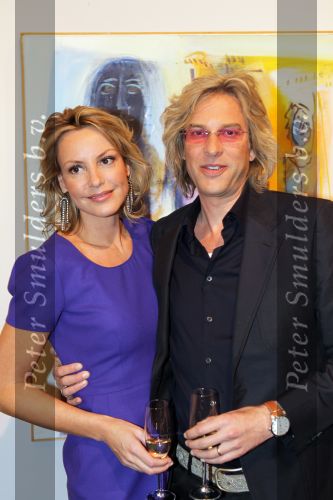 Amsterdam, 3 Maart 2010
Adam Curry en Mickey Hoogendijk nij Christie\'s Veilinghuis bij de schilderijen van haar stiefvader Roelof Frankot
Foto Peter Smulders BV