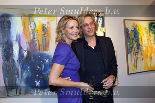 Amsterdam, 3 Maart 2010
Adam Curry en Mickey Hoogendijk nij Christie\'s Veilinghuis bij de schilderijen van haar stiefvader Roelof Frankot
Foto Peter Smulders BV