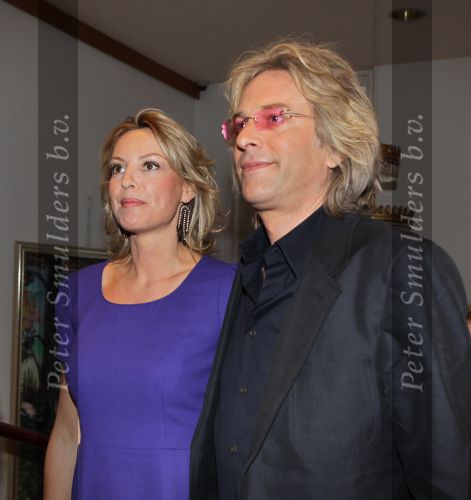 Amsterdam, 3 Maart 2010
Adam Curry en Mickey Hoogendijk nij Christie\'s Veilinghuis bij de schilderijen van haar stiefvader Roelof Frankot
Foto Peter Smulders BV