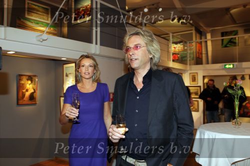 Amsterdam, 3 Maart 2010
Adam Curry en Mickey Hoogendijk nij Christie\'s Veilinghuis bij de schilderijen van haar stiefvader Roelof Frankot
Foto Peter Smulders BV