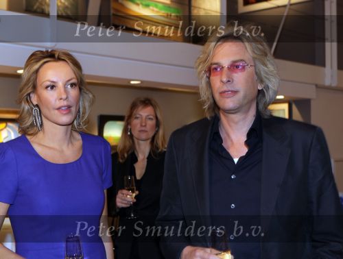 Amsterdam, 3 Maart 2010
Adam Curry en Mickey Hoogendijk nij Christie\'s Veilinghuis bij de schilderijen van haar stiefvader Roelof Frankot
Foto Peter Smulders BV