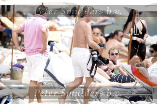 Ibiza 9 juli 2009
Wesley Sneijder en Yolanthe Cabau v Kasbergen met zus op ibiza , Wesley had een hele grote boot gehuurd en ging lunchen bij de populaire strandtent Blue Marlin. Albert den Ieseger en Edwin Bredius
Peter Smulders bv
