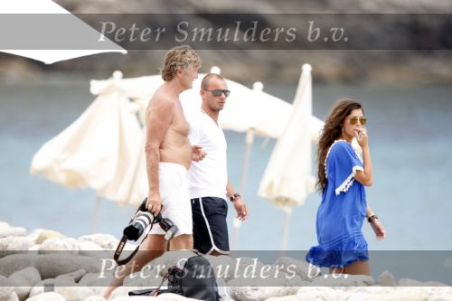 Ibiza 9 juli 2009
Wesley Sneijder en Yolanthe Cabau v Kasbergen met zus op ibiza , Wesley had een hele grote boot gehuurd en ging lunchen bij de populaire strandtent Blue Marlin. Albert den Ieseger en Edwin Bredius
Peter Smulders bv