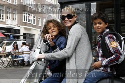 Amsterdam 15 juni 2009
Angela v Hulten met haar zoons Justin en Ruben Kluivert op vespa scooter.
Peter Smulders bv