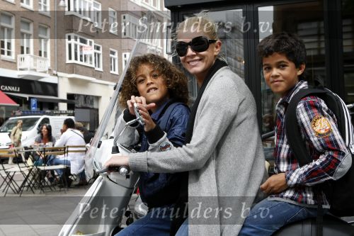 Amsterdam 15 juni 2009
Angela v Hulten met haar zoons Justin en Ruben Kluivert op vespa scooter.
Peter Smulders bv