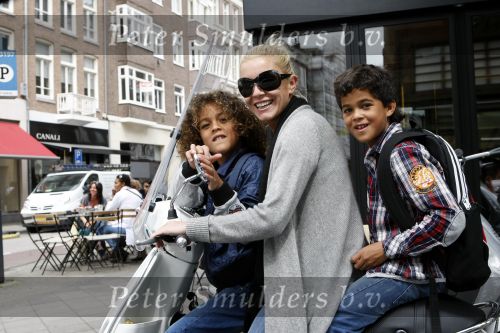 Amsterdam 15 juni 2009
Angela v Hulten met haar zoons Justin en Ruben Kluivert op vespa scooter.
Peter Smulders bv