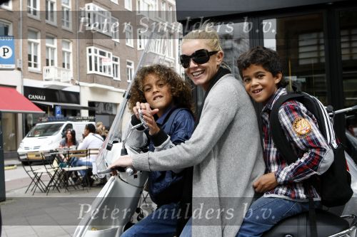 Amsterdam 15 juni 2009
Angela v Hulten met haar zoons Justin en Ruben Kluivert op vespa scooter.
Peter Smulders bv