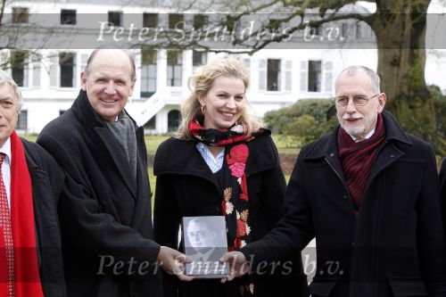 Soestdijk 8 maart 2010
Presentatie boek Annejet v Zijl over prins Bernhard op paleis soestdijk. Cees Fasseur Hans Blom Geert Mak en Philip Freriks zijn aanwezig om het boek te bespreken.
Peter Smulders bv