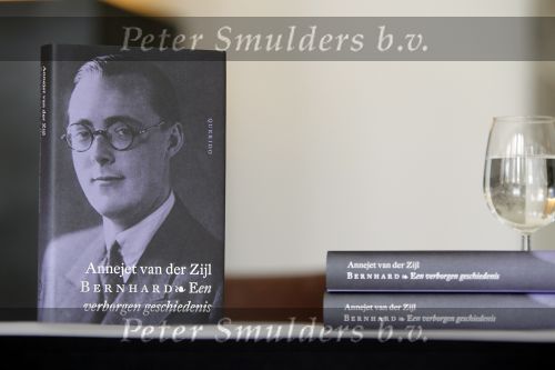 Soestdijk 8 maart 2010
Presentatie boek Annejet v Zijl over prins Bernhard op paleis soestdijk. Cees Fasseur Hans Blom Geert Mak en Philip Freriks zijn aanwezig om het boek te bespreken.
Peter Smulders bv