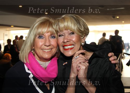 Oud Loosdrecht, 11 Maart 2010
Receptie t.g.v. 50 jaar artiest zijn van Anneke Gronloh
Anneke Gronloh met Willeke Alberti
Foto Peter Smulders BV