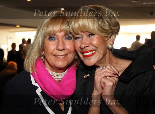 Oud Loosdrecht, 11 Maart 2010
Receptie t.g.v. 50 jaar artiest zijn van Anneke Gronloh
Anneke Gronloh met Willeke Alberti
Foto Peter Smulders BV